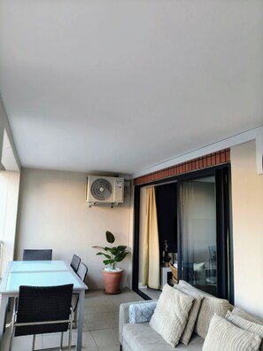 Dining - Stylish 2-Bed Apartment with Pool, Gym & Mountain Views. Walk to V&A Waterfront! (Cape Town)