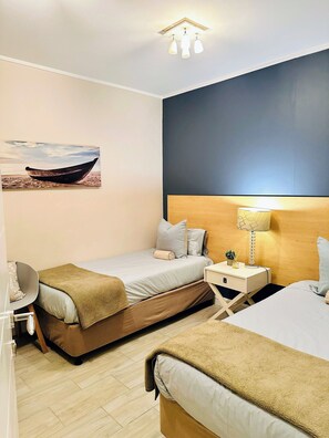 2 bedrooms, desk, iron/ironing board, free WiFi - Stylish 2-Bed Apartment with Pool, Gym & Mountain Views. Walk to V&A Waterfront! (Cape Town)
