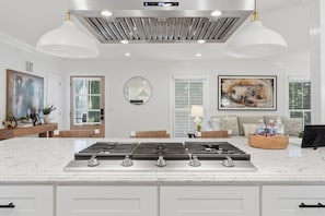 Private kitchen - Modern Gem in the Heart of Alpharetta, minutes to Avalon and HWY 400 (Alpharetta)