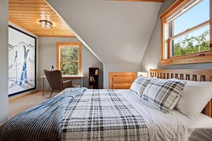 Room - Peak and Pine Hideway / Hot Tub & Arcade (Bethel)