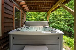 Outdoor spa tub - Peak and Pine Hideway / Hot Tub & Arcade (Bethel)