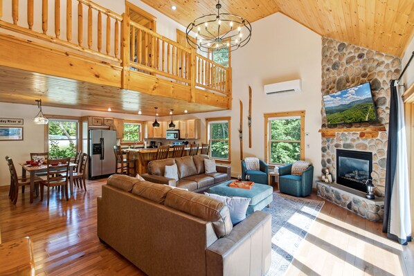 Living area - Peak and Pine Hideway / Hot Tub & Arcade (Bethel)