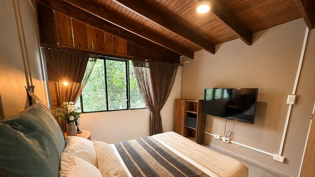 Quarto casal conforto, vista para o jardim | Vista da sacada