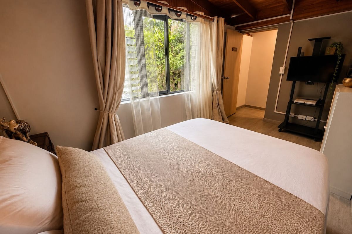 Habitación doble Confort, vista al jardín | Wifi gratis y ropa de cama