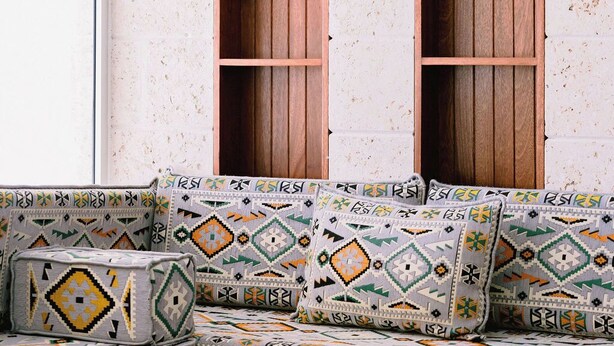 A room with a built-in bench and two wooden-framed windows. - Casa Playa, Las Iguanas CapCana (Punta Cana)
