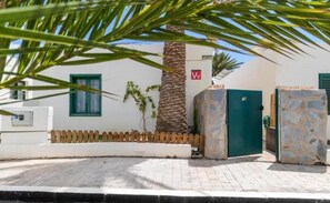 Property grounds - RockBeach Bungalow in Costa Teguise - A Quiet Oasis with a Private Terrace and Pool (Costa Teguise)