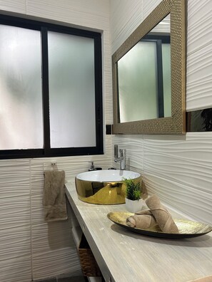 Bathroom - Modern villa in Playacar, 5 minutes from Quinta; ideal for families and groups of up to 24 people—shuttle service available (Playa del Carmen)