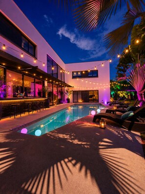 Pool - Modern villa in Playacar, 5 minutes from Quinta; ideal for families and groups of up to 24 people—shuttle service available (Playa del Carmen)