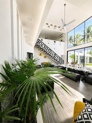 Dining - Modern villa in Playacar, 5 minutes from Quinta; ideal for families and groups of up to 24 people—shuttle service available (Playa del Carmen)