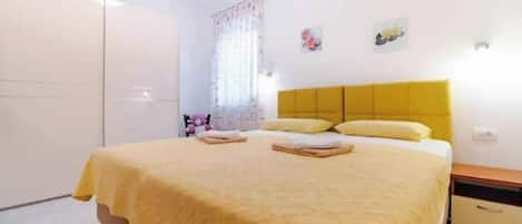 2 bedrooms, iron/ironing board, WiFi