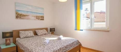 2 bedrooms, iron/ironing board, WiFi