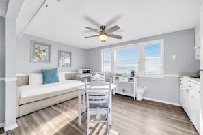 Interior - LOCATION LOCATION LOCATION.Beach, shopping, dining, fishing, golf are steps away (Panama City)