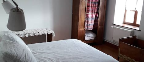 4 chambres, fer et planche à repasser