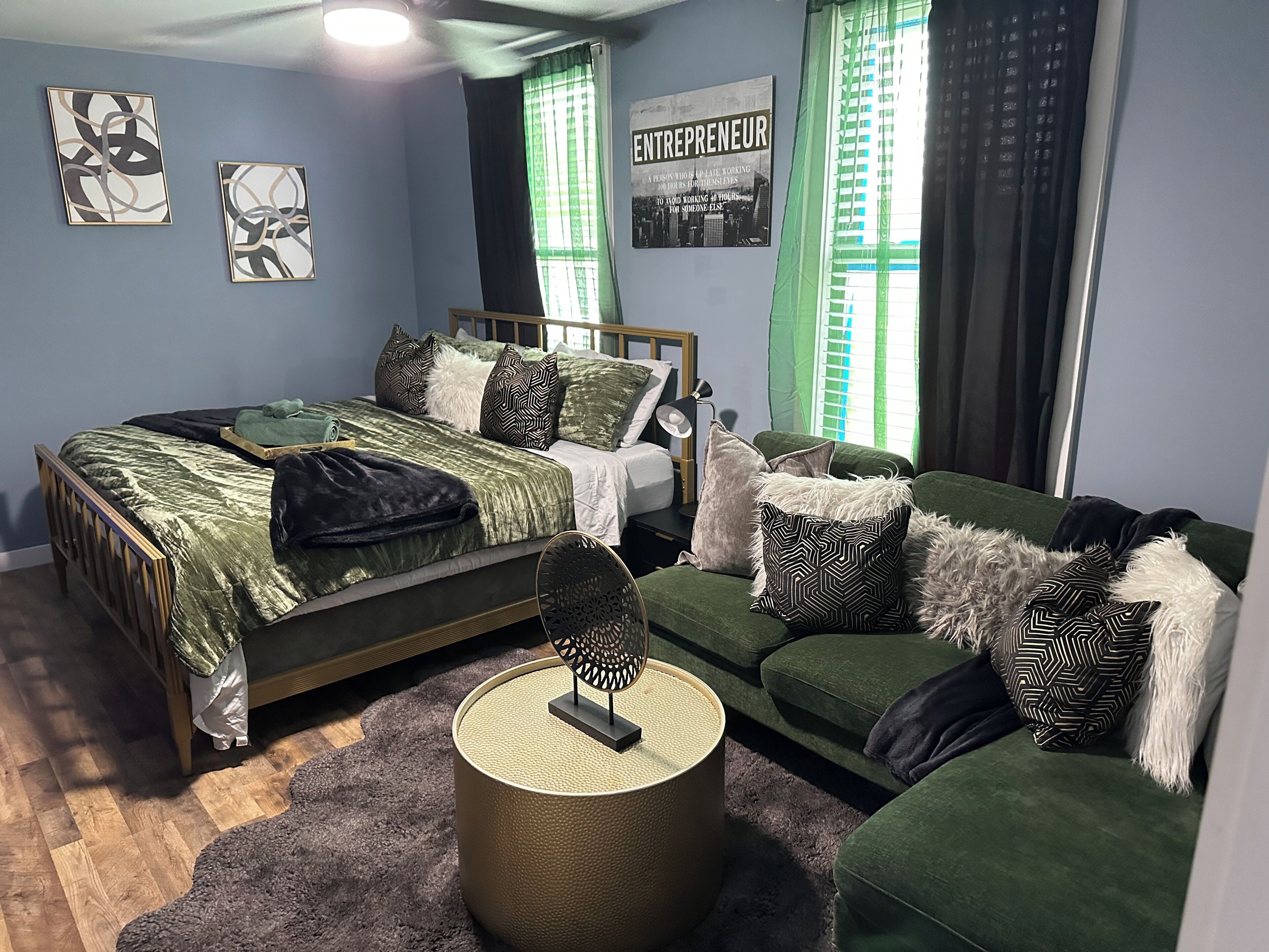 4 habitaciones, tabla de planchar con plancha, wifi y ropa de cama 