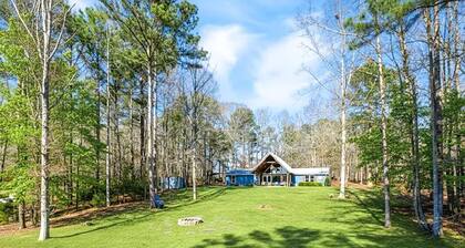 Tranquil 4-bedroom house with dock on Lake Martin