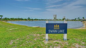 Placa de Swan Lake, com vista para um lago e edifícios ao fundo.