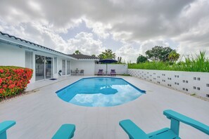 A swimming pool with lounge chairs and a patio area. - 6 Mi to Siesta Beach! Extended Getaway w/ Pool (Sarasota)