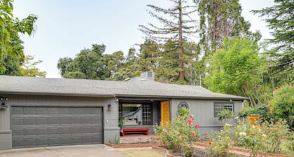Sacramento Family Escape w/ Yard & Greenhouse!