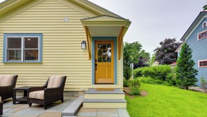A house with a front porch, two wicker chairs, and a well-maintained lawn. - 'the Hand House!' Walk to Downtown & Race Course (Saratoga Springs)