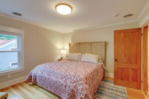A bedroom with a bed, a nightstand, a lamp, a window, and a door. - 'the Hand House!' Walk to Downtown & Race Course (Saratoga Springs)