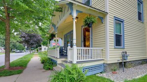 A yellow house with a porch, a pathway, and a tree. - 'the Hand House!' Walk to Downtown & Race Course (Saratoga Springs)