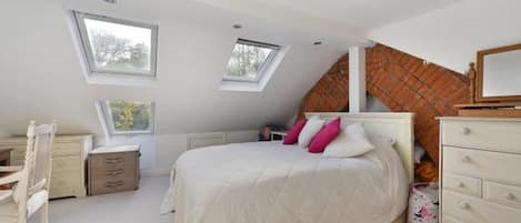 4 bedrooms, iron/ironing board, free WiFi, bed sheets