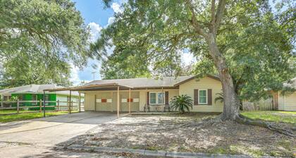 4 Mi to Sabine River! Extended Escape w/ Yard