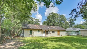 A single-story house with a front yard and a fenced backyard. - 4 Mi to Sabine River! Extended Escape w/ Yard (Orange)