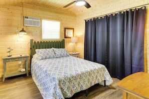 Interior - Cabin is 2 Miles From Bogue Chitto State Park (Franklinton)