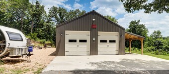 Ozark Barndo Near Bella Vista: Bike, Float & Grill