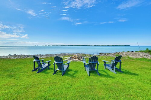 Scenic Bungalow on Lake Ontario: Steps to Marina!