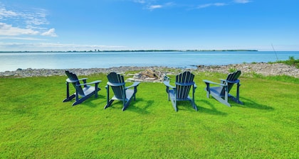 Scenic Bungalow on Lake Ontario: Steps to Marina!
