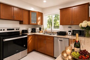 Coffee/tea maker, fridge, microwave, oven
