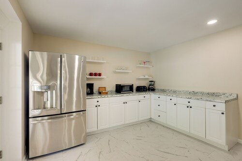 Walkout Studio in Townsend w/ Shared Pool Access