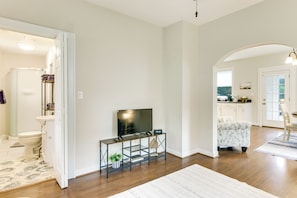 House (1 Bedroom) | Interior - Cedar Pines Lake Views! Charming Waterfront Home (Lancaster)