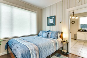House (1 Bedroom) | Interior - Cedar Pines Lake Views! Charming Waterfront Home (Lancaster)