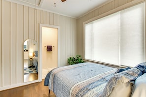 House (1 Bedroom) | Interior - Cedar Pines Lake Views! Charming Waterfront Home (Lancaster)