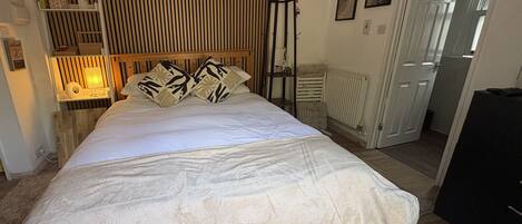 1 bedroom, WiFi (free), bed sheets