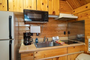 Refrigerador, microondas y parrilla de estufa 