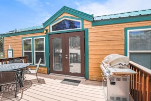 Outdoor dining - Premium Cabin - The Premium Cabin offers another level of comfort and sleeps a maximum of 4. (Durango)