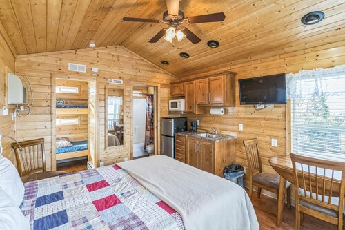 Studio Cabin - The Studio Cabin sleeps a maximum of 4 and features a full bathroom. 