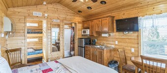 Studio Cabin - The Studio Cabin sleeps a maximum of 4 and features a full bathroom.