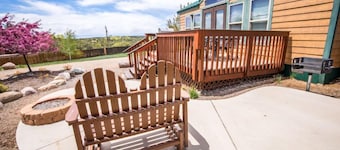 Family Cabin Lodge - The Family Cabin Lodge sleeps a maximum of 6 and features a full bathroom.