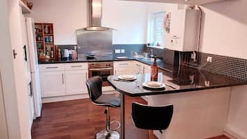 Coffee/tea maker, fridge, microwave, oven