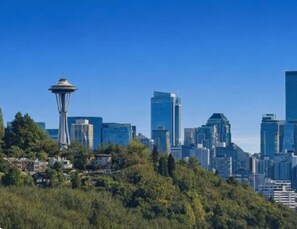 A city skyline with modern buildings and a prominent tower. - Oceana: Peaceful 5-bedroom Seattle Home 10 mins to DT (Seattle)