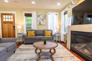 Living area - Oceana: Peaceful 5-bedroom Seattle Home 10 mins to DT (Seattle)
