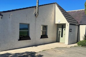 Exterior - Cottage Sleeps 9 With Sea Views and Parking (Orphir)