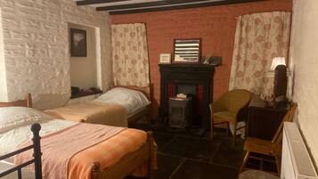 2 bedrooms, WiFi (free), bed sheets