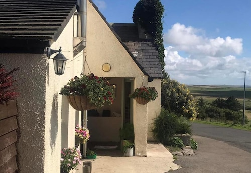 Cottage Sleeps 9 With Sea Views and Parking
