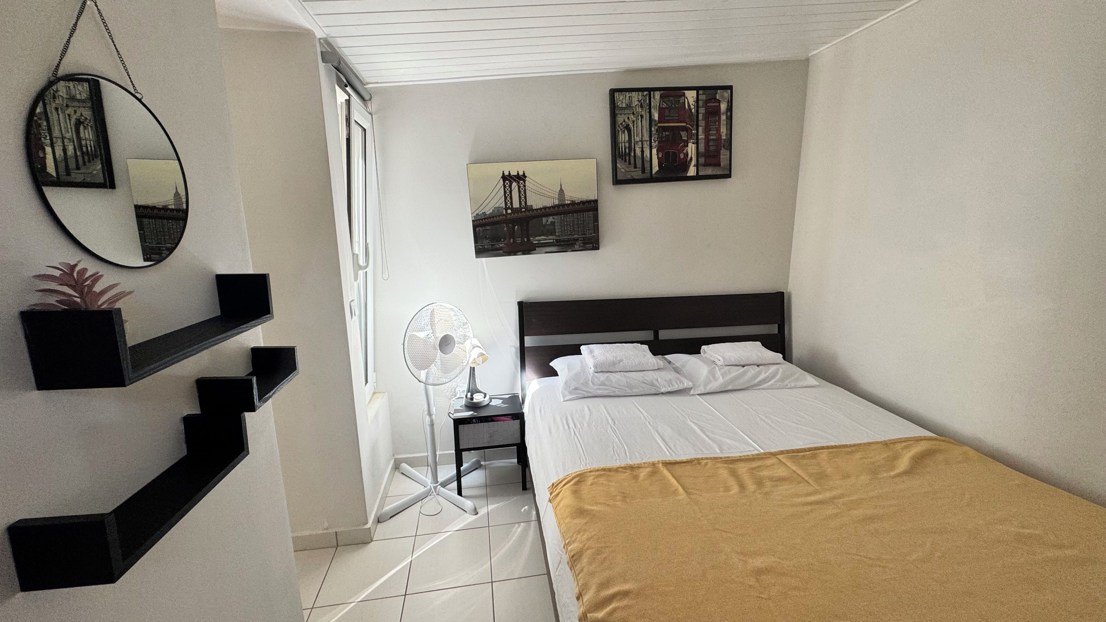 1 soverom, skrivebord, strykejern/-brett og wi-fi (inkludert)
